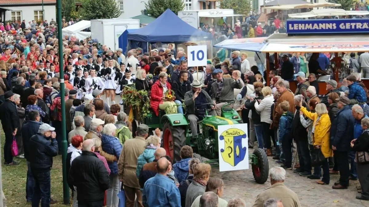 Erfolgsmodell: Das deutsch-polnische Erntefest Altranft 2018, auch am 1. Oktober um 10 Uhr gibt es wieder einen Festumzug.
Gut besucht: Das deutsch-polnische Erntefest Altranft 2018