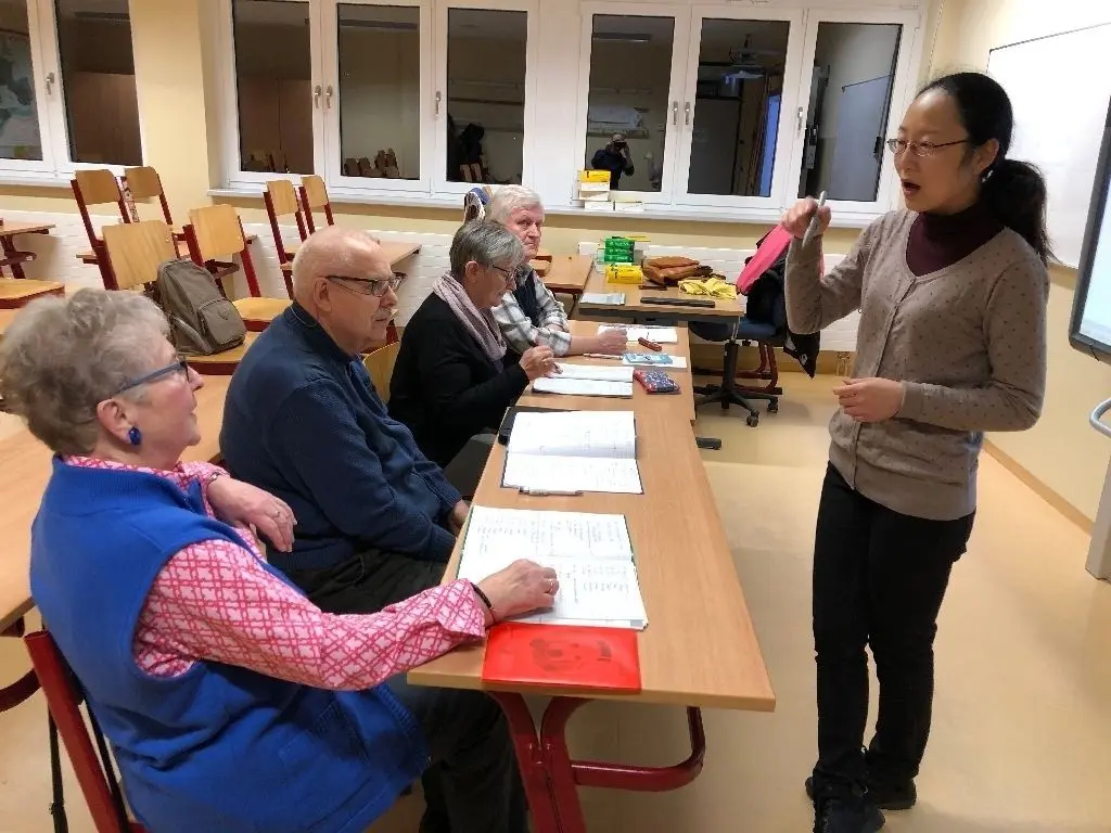 Auf die richtige Aussprache kommt es an: Kursleiterin Wei Shi geht mit ihren Schülern verschiedene Ländernamen auf Chinesisch durch. Zwei Paare nehmen das Angebot der Kreisvolkshochschule, das im Herbst startete, in Anspruch und setzen sich mit der Sprache auseinander.