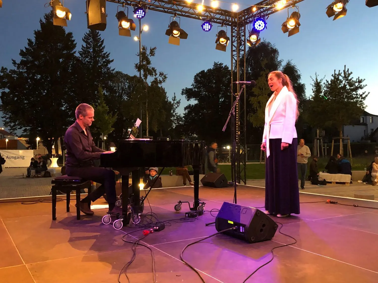 Manfred Schmidt ist Kreismusikschulleiter und war dieses wie letztes Jahr Mitorganisator des Hohen Neuendorfer Open Airs. Er begleitete die Sopranistin Gesine Nowakowski bei klassischen Liedern von Débussy am Klavier.