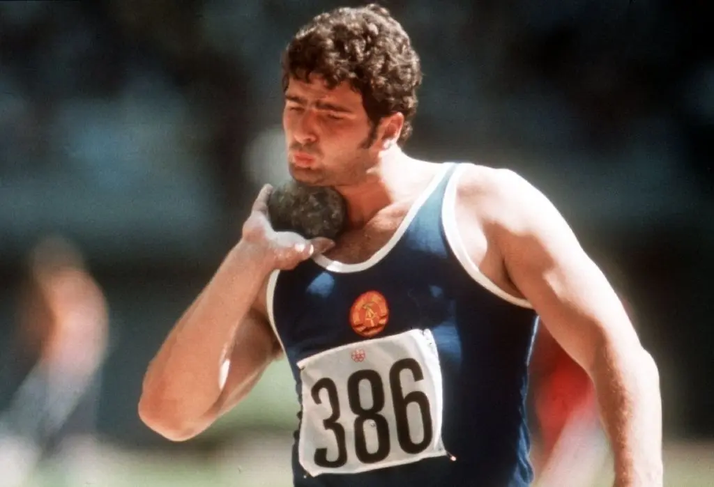 37141771 ARCHIV - Der DDR-Kugelstoßer Udo Beyer setzt am 24.07.1976 im Olympiastadion in Montreal zu einem Versuch an (Archivbild). Kugelstoß-Olympiasieger Udo Beyer aus Potsdam hat erstmals die Einnahme verbotener Substanzen in seiner erfolgreichen Karriere eingeräumt. Foto: dpa (zu dpa 0820 vom 14.02.2013) +++(c) dpa - Bildfunk+++
