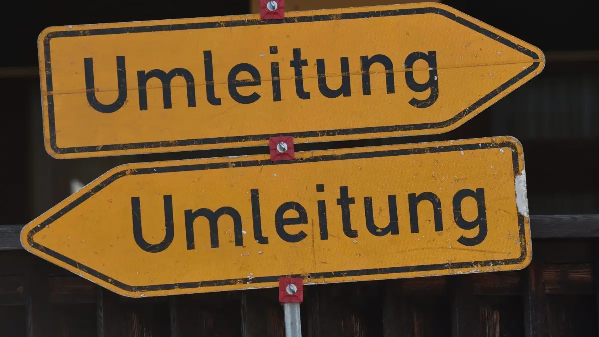 In Löwenberg wird gleich zwei Mal umgeleitet: Vorbei an der Baustelle der B 167 und seit Mittwochmorgen auch wegen der gesperrten B 96 nach Teschendorf. (Symbolbild)
07.05.2018, Bayern; Garmisch-Partenkirchen: Zwei Umleitungsschilder zeigen in unterschiedliche Richtungen. Foto: Angelika Warmuth/dpa +++(c) dpa - Bildfunk+++ | Verwendung weltweit