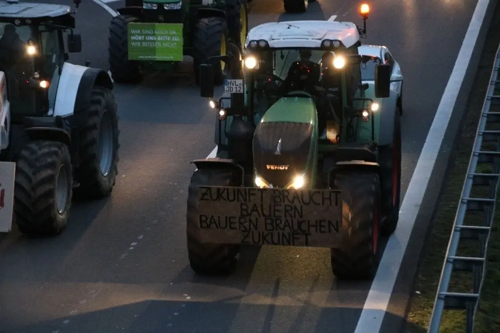 Traktoren auf der B5 bei Dallgow-Döberitz auf dem Weg zur großen Agrar-Demonstration nach Berlin.