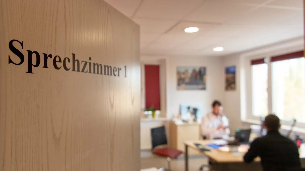 Ärztemangel und weite Wege: Was kann die Landespolitik tun, um die medizinische Versorgung im Barnim zu verbessern?
28.01.2019, Sachsen, Hartha: Blick in ein Sprechzimmer in der Praxis vom Hausarzt Danny Nummert-Schulze. Seit dem 1. September 2018 bieten Mediziner in ausgewählten Medizinischen Versorgungszentren (MVZ) des Helios-Klinik Verbundes in ganz Sachsen Videosprechstunden an. Foto: Monika Skolimowska/dpa-Zentralbild/dpa +++ dpa-Bildfunk +++