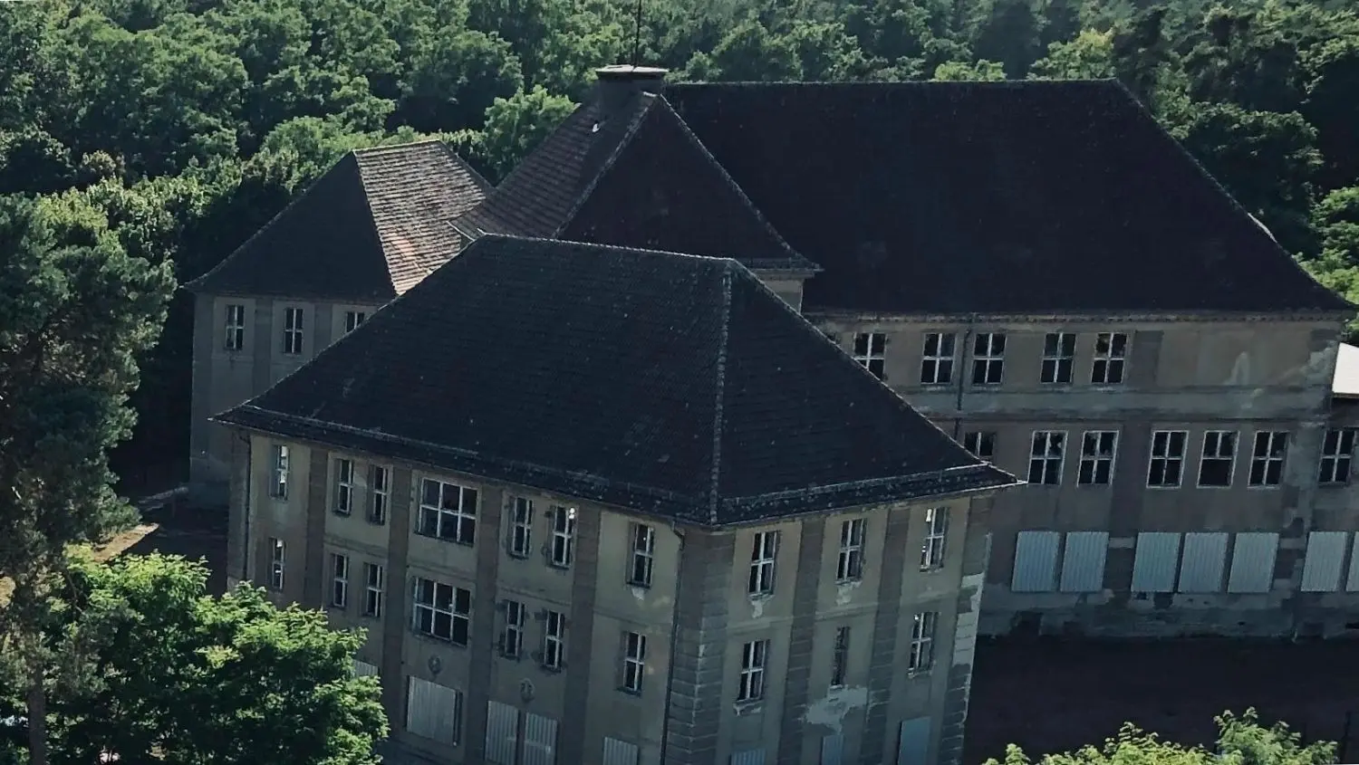 Die ehemalige Aufbauschule in Fürstenwaldeist von Bäumen und Grünflächen umgeben.