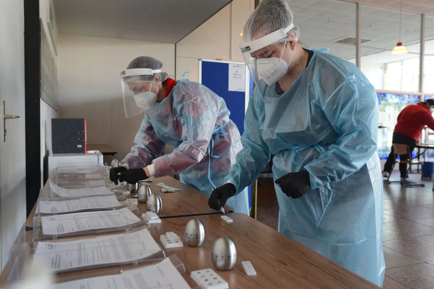Im Testzentrum in der Möbelfolie in Biesenthal werten Anne-Katrin Regler und Manuela Opitz von den Johanniter Proben aus. Das Testzentrum wurde am Mittwoch, 28. April, eröffnet.