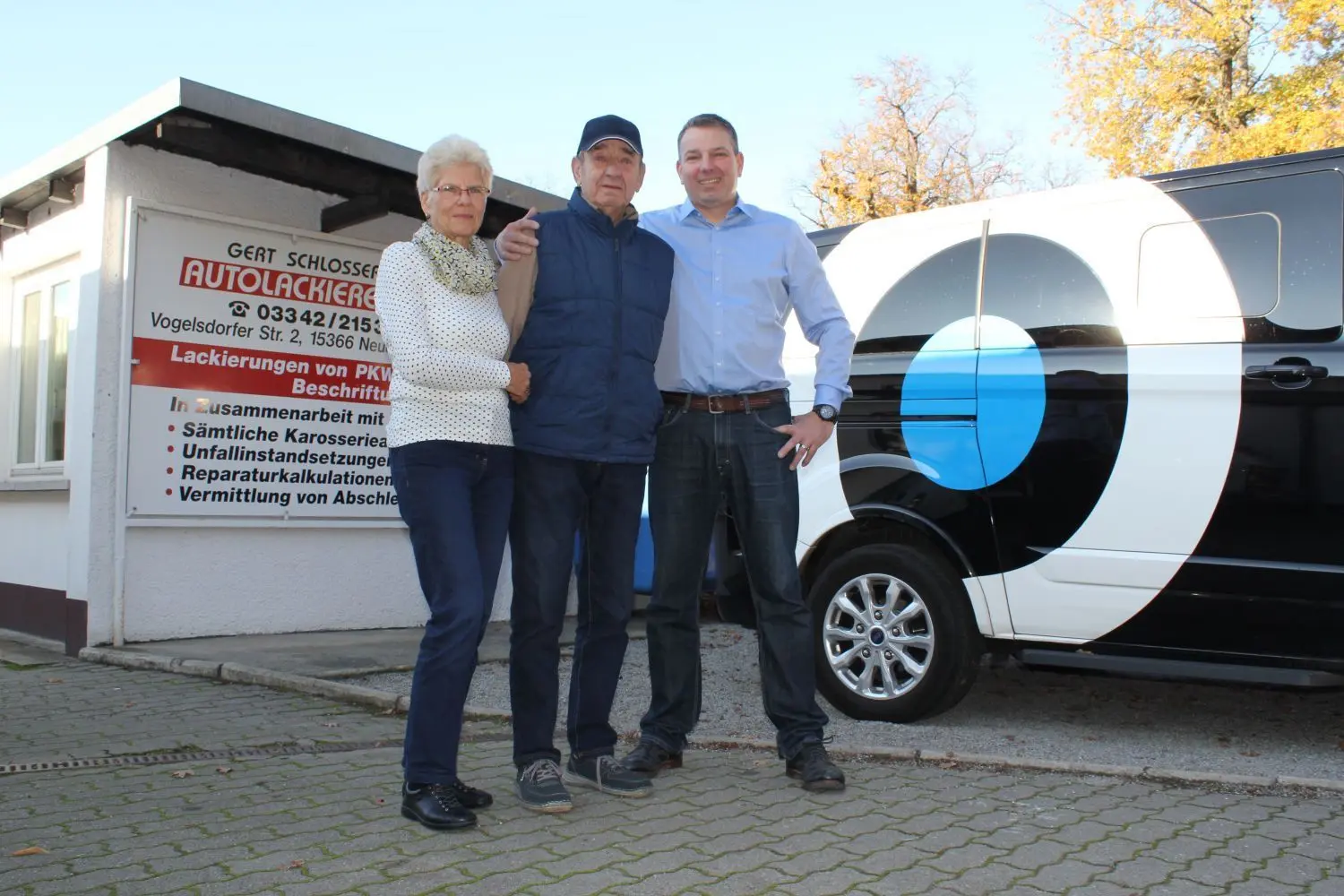 Zwei Generationen: Jan Schlosser mit seinen Eltern, Angelika und Gert Schlosser, vor der Lackiererei in der Vogelsdorfer Straße 2.