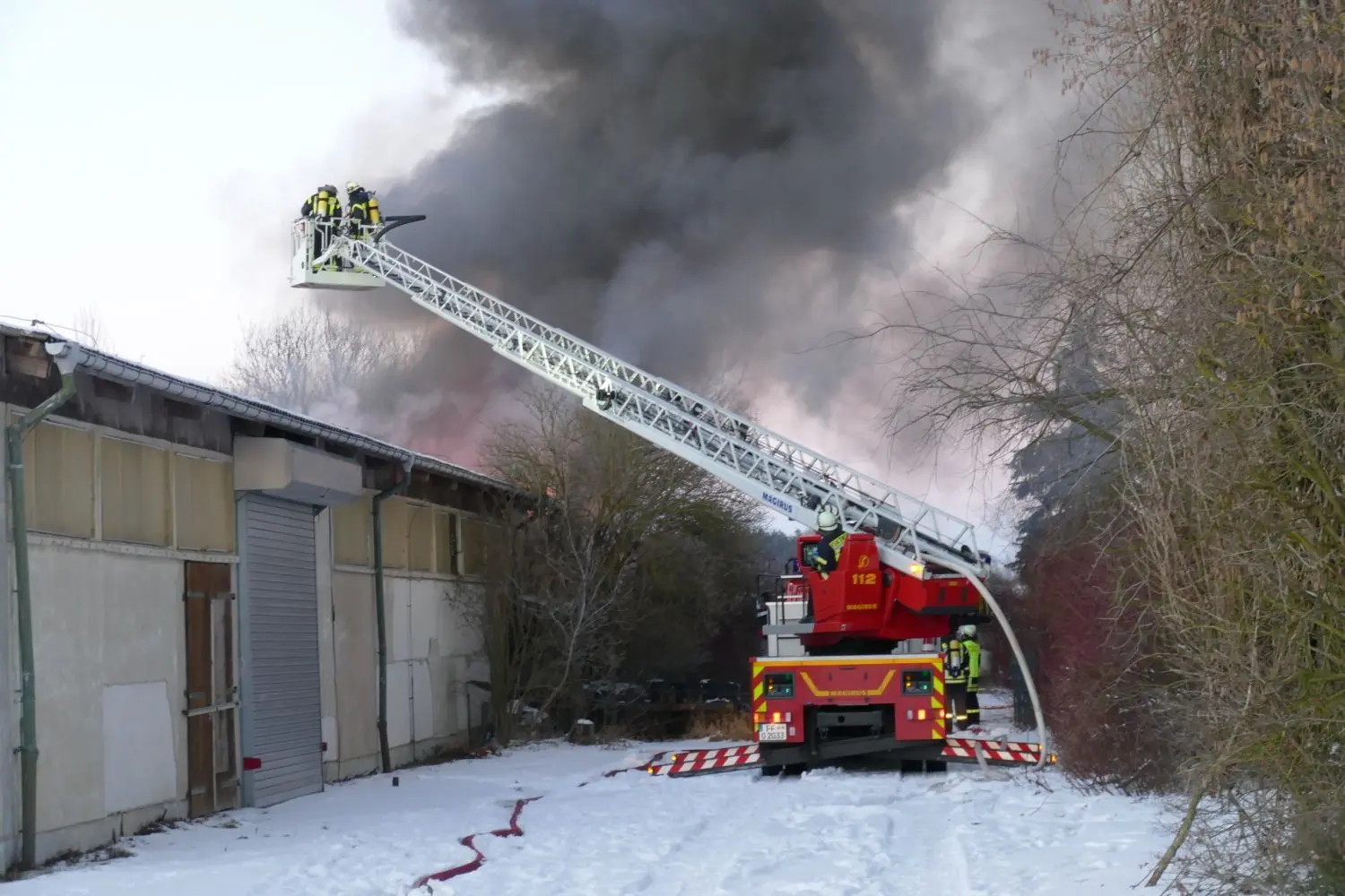 Die Feuerwehr konnte das Feuer inzwischen löschen.