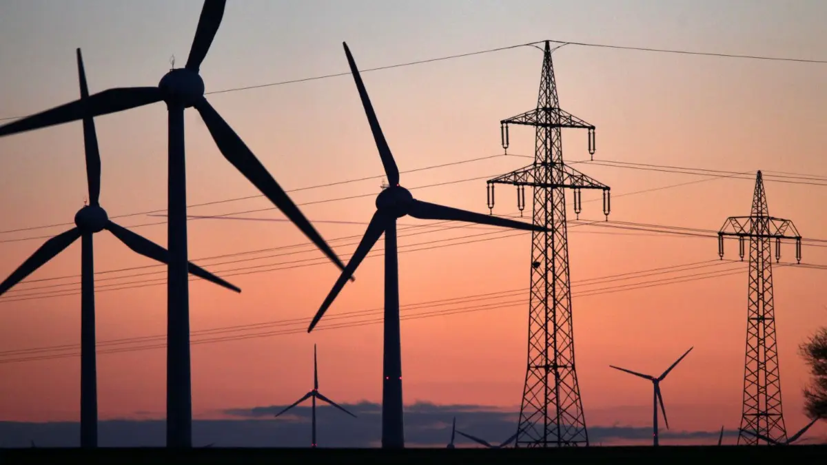 Der Preis für Strom am Markt ist zuletzt explodiert. Das geht auch an den lokalen Stromanbietern nicht spurlos vorbei.
Anlagen auf dem Pfifferlingsberg bei Ringingen sollen in Bürgerhand bleiben
20 Millionen Euro – soviel würde ein Windpark bei Ringingen mit vier Anlagen kosten. Die drei Initiatoren des Projekts hoffen, dass sich viele Bürger beteiligen. Zum Beispiel in einer Genossenschaft.
Windkraftrad, Windstrom, Wind, Windenergie, Windkraft, Windkrafträder, Windkraftrad, Windrad, Windräder, alternative Energie, Energiewende, Himmel, Regenerative Energie, Dämmerung, Sonnenuntergang, Strom, Strommast, Strommasten, Hochspannung, Hochspannungsleitung, Hochspannungsmasten, Stromleitung, Stromnetz, Stromerzeugung