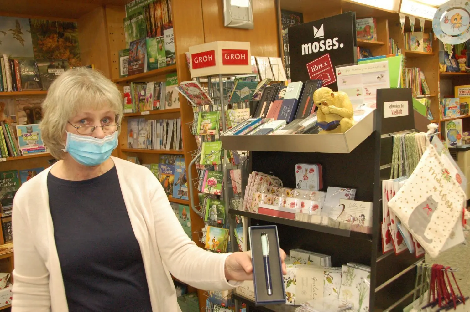Der besondere Kugelschreiber: Buchverkäuferin Silvia Birk präsentiert im Buchladen in Bad Freienwalde eines der Weihnachtsgeschenke, die bis zum 24. Dezember gut nachgefragt sind.
