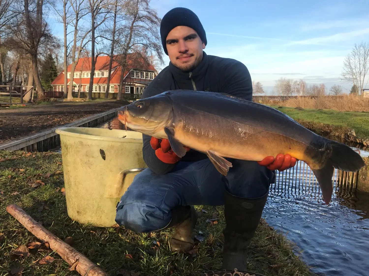 Der Verkauf für Weihnachten und Silvester beginnt: Fischer Sander Fuhrmann von der Fischerei Köllnitz bei Groß Schauen zeigt einen Karpfen und der Groß Schauener Seenkette.
