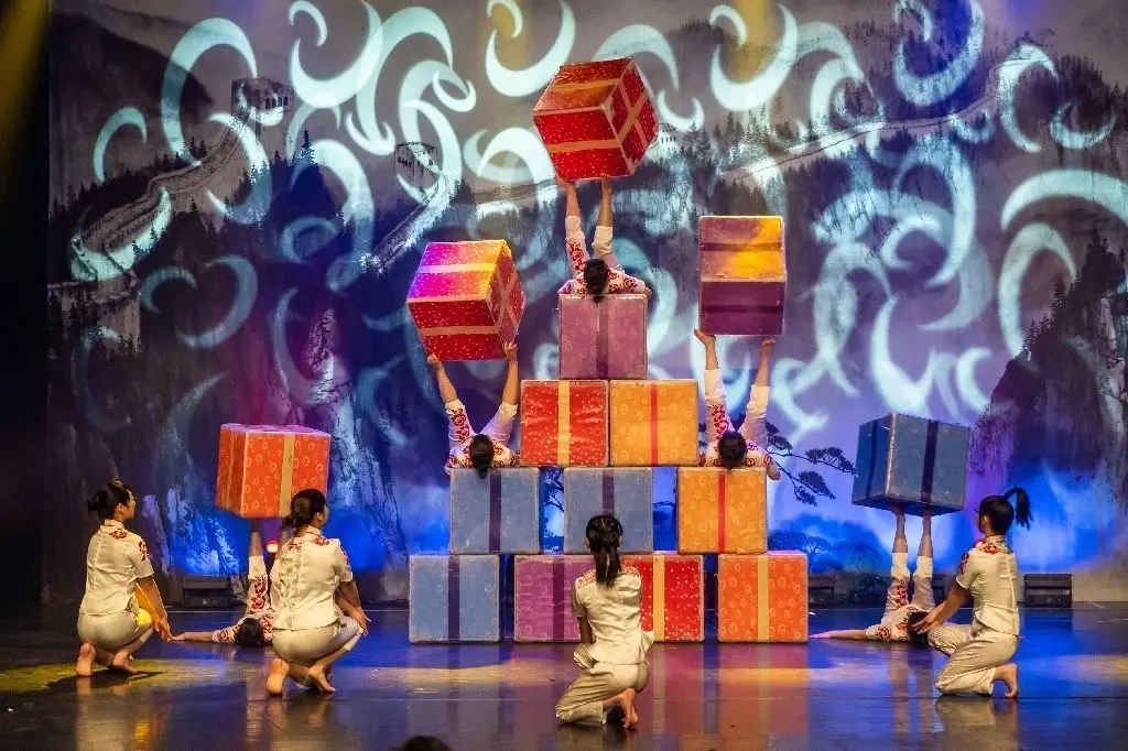 Vor dem Auspacken: Das "Happy chinese new year" ist wie bei uns das Weihnachtsfest. Da dürfen Geschenke natürlich nicht fehlen. Was man damit macht, ist jedem selbst überlassen.