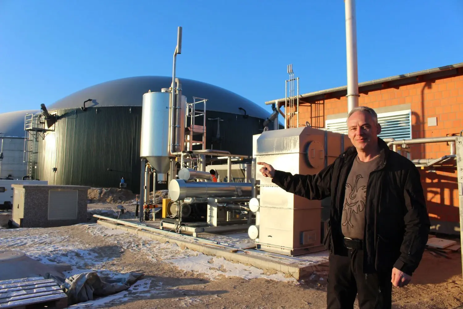 Biogasanlage  Neuhardenberg:  Mario Forner von Odega an der Anlage, die bereits zur Hälfte mit Mist beliefert wird.