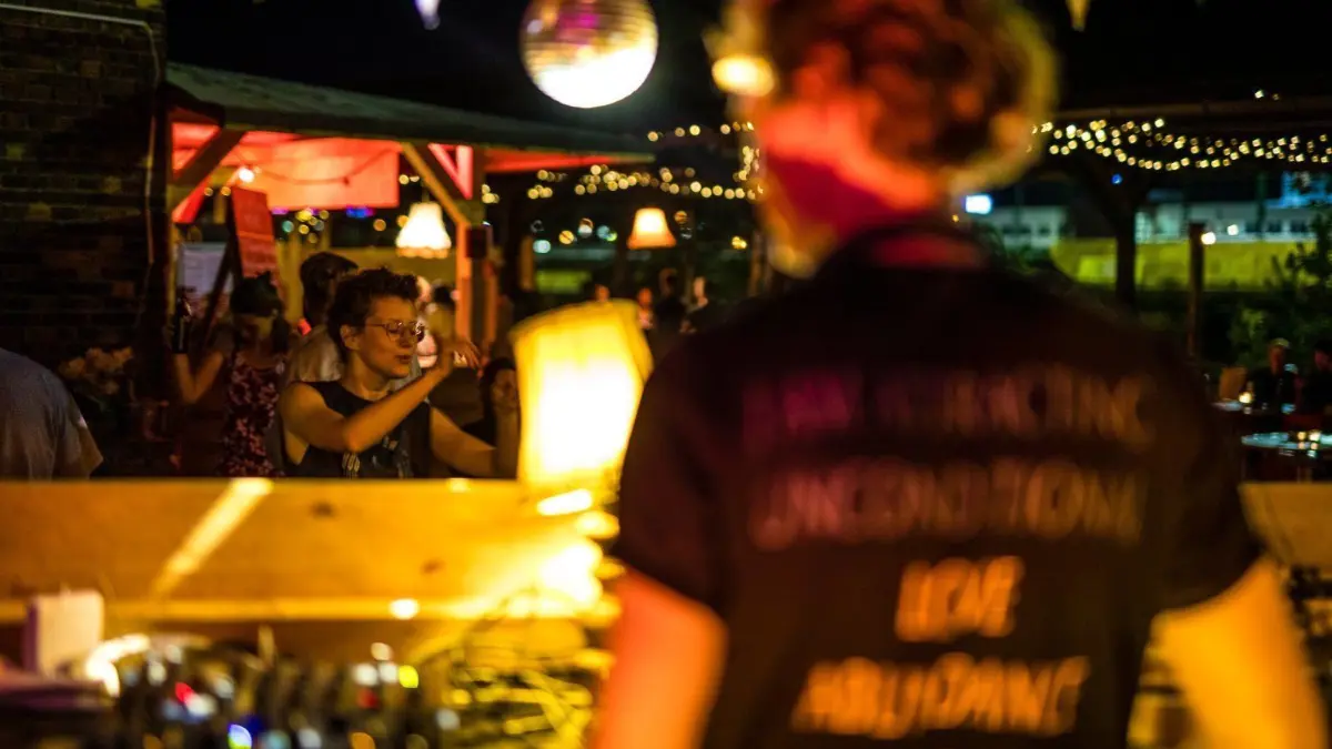 Ein DJ legt im „Primawetter“ am Cottbuser Bahnhof auf. Am ersten Mai-Wochenende kehrt die Open-Air-Disco zurück aus der Corona-Pause.
26.06.2020, Brandenburg, Cottbus: Ein DJ legt im "Prima Wetter" am Bahnhof auf.