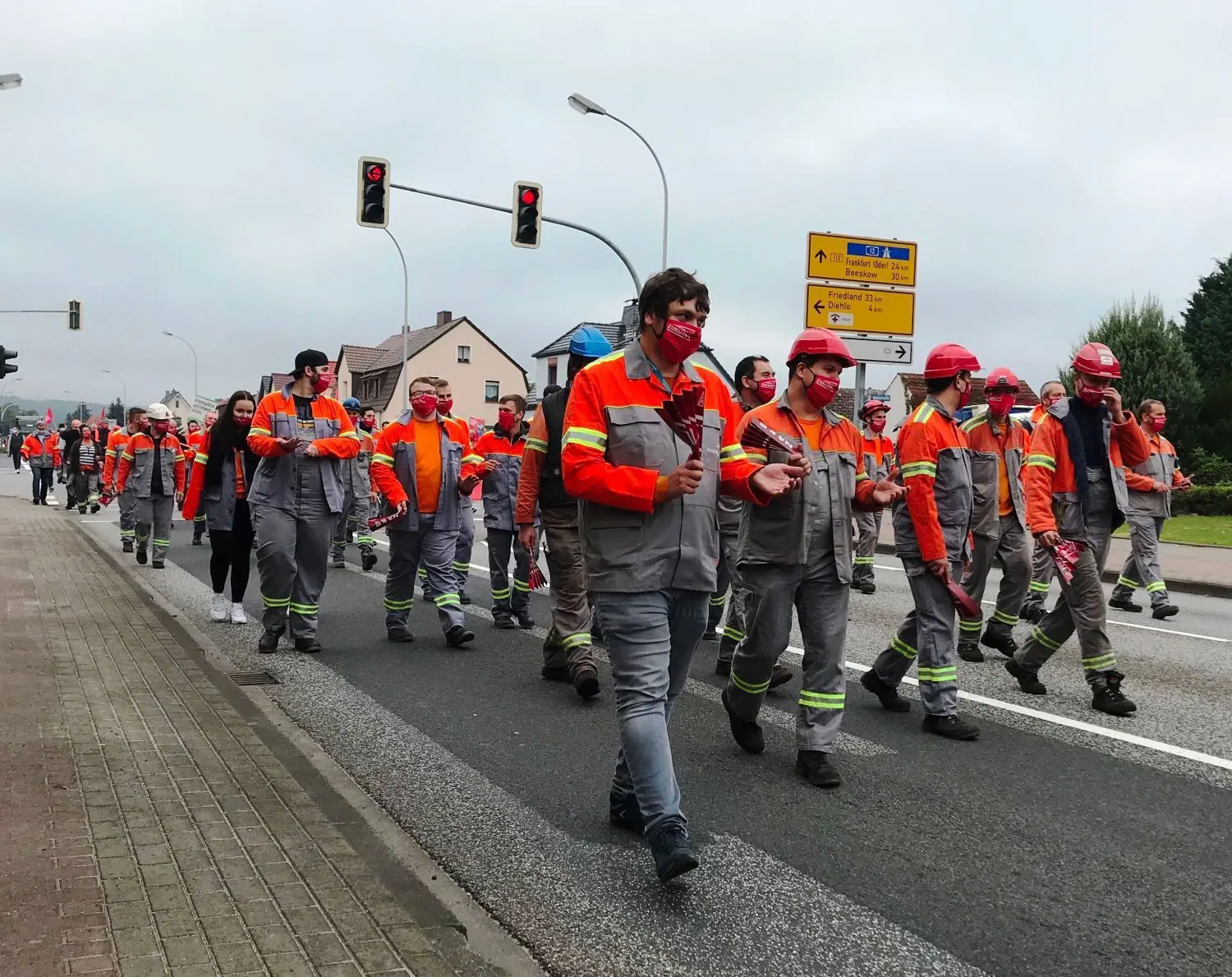 Gesundheitsschutz: Die Teilnehmer an der Demonstration tragen Alltagsmasken.
