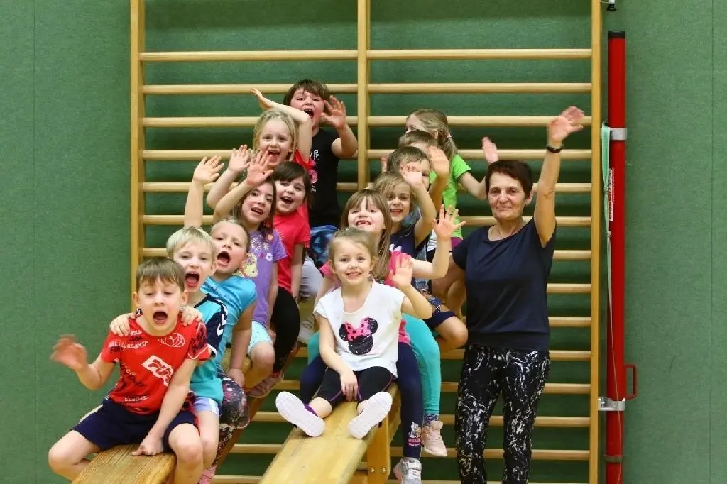 Auf den Rutschen platziert: Barbara Nieter schafft es dank ihrer Berufserfahrung als Kindergärtnerin, die Fäden in der Hand zu halten, obwohl sie ganz allein die Vier-bis Sechsjährigen mittwochs anleitet, korrigiert und motiviert. Eine Galerie zum Trainingstag steht auf www.moz.de/regionalsport.