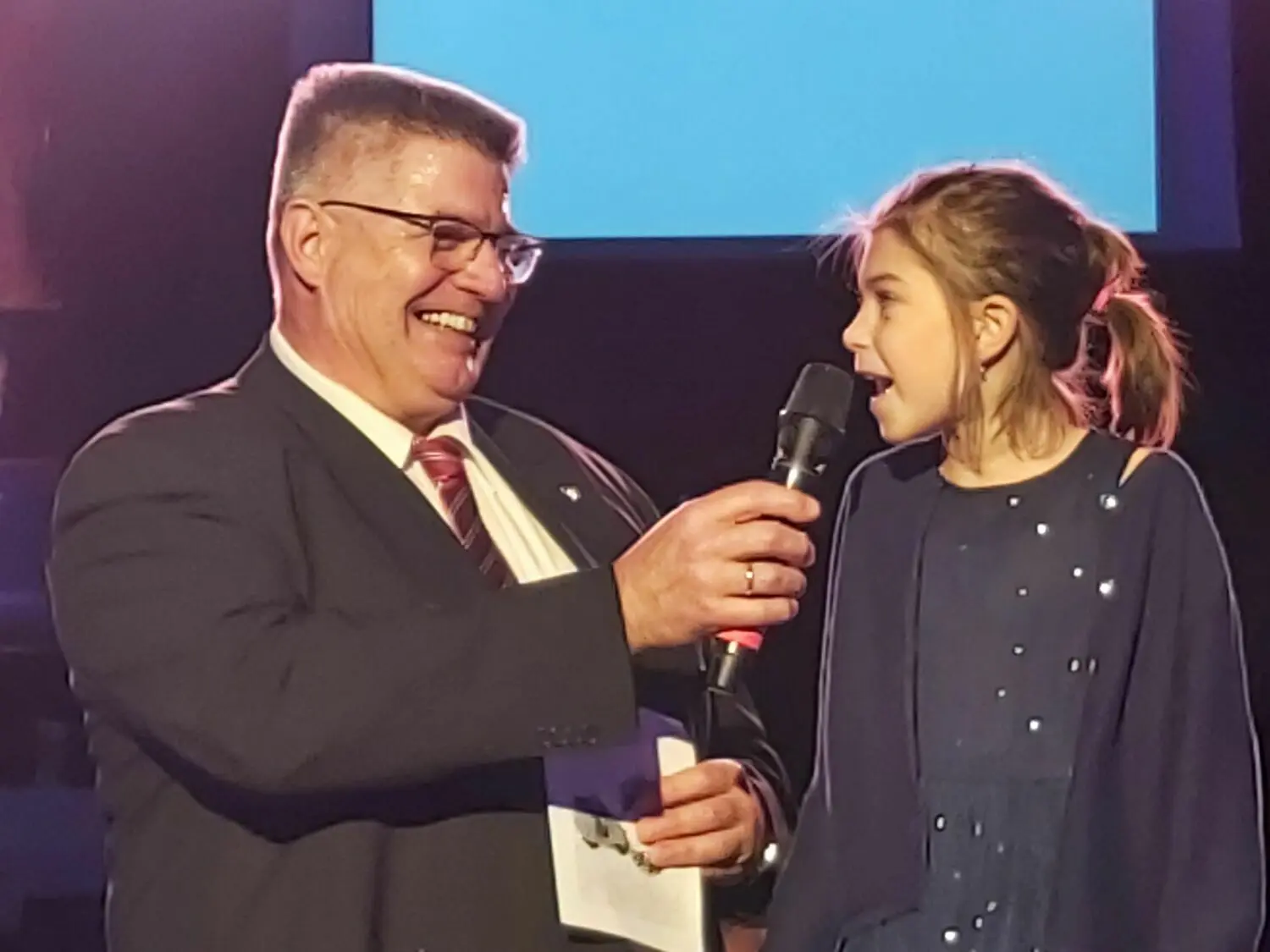 KSB-Chef Ronald Kühn interviewt bei der Sportgala die nominierte Mira Petereit, die mit acht Jahren jüngste Teilnehmerin war.