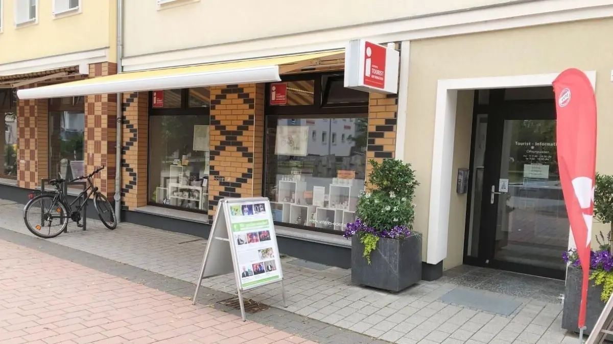 In der Tourist-Info des Momentum-Vereins in der Vierradener Straße werden auch künftig Besucher betreut. Ansonsten wird sich im Verein jedoch viel ändern.
In der Tourist-Info des Momentum-Vereins in der Vierradener Straße werden auch künftig Besucher betreut. Ansonsten wird sich im Verein jedoch viel ändern.