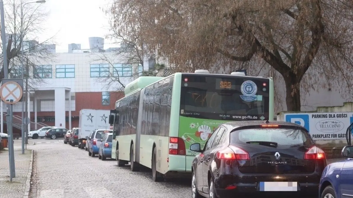 Auch der grenzüberschreitende Bus 983 steckt in Słubice bei Frankfurt (Oder) im Stau fest, hier in der ulica Mickiewicza am Collegium Polonicum der Viadrina.
Auch der grenzüberschreitende Bus 983 steckt in Slubice bei Frankfurt (Oder) im Stau fest.