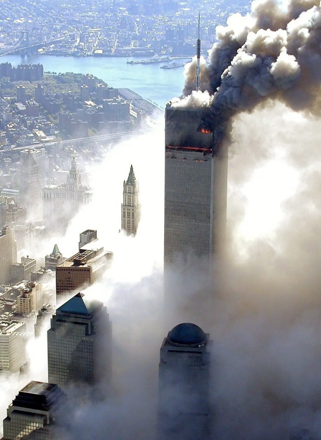 Rauch über Manhattan: Einer der beiden Twin Towers des WTC ist in dieser Luftaufnahme bereits kollabiert.