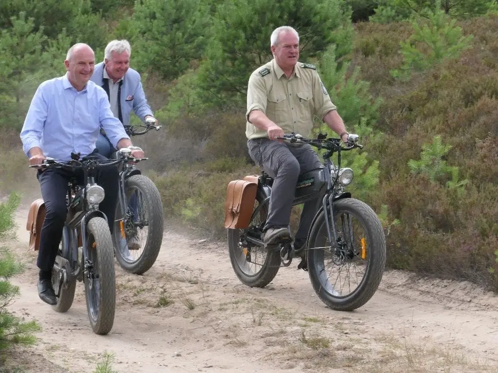 Spaß in der Heide: Ministerpräsident Woidke (links) dreht auf dem Fat-Bike eine Runde.