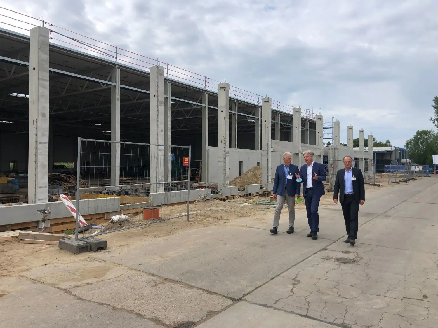 In Zehdenick stehen die Zeichen auf Expansion: Der Landtagsabgeordnete Heiner Klemp (Mitte) ließ sich von den Diehl-Chefs Boris Biere (links) und Andreas Kaltenbach informieren.