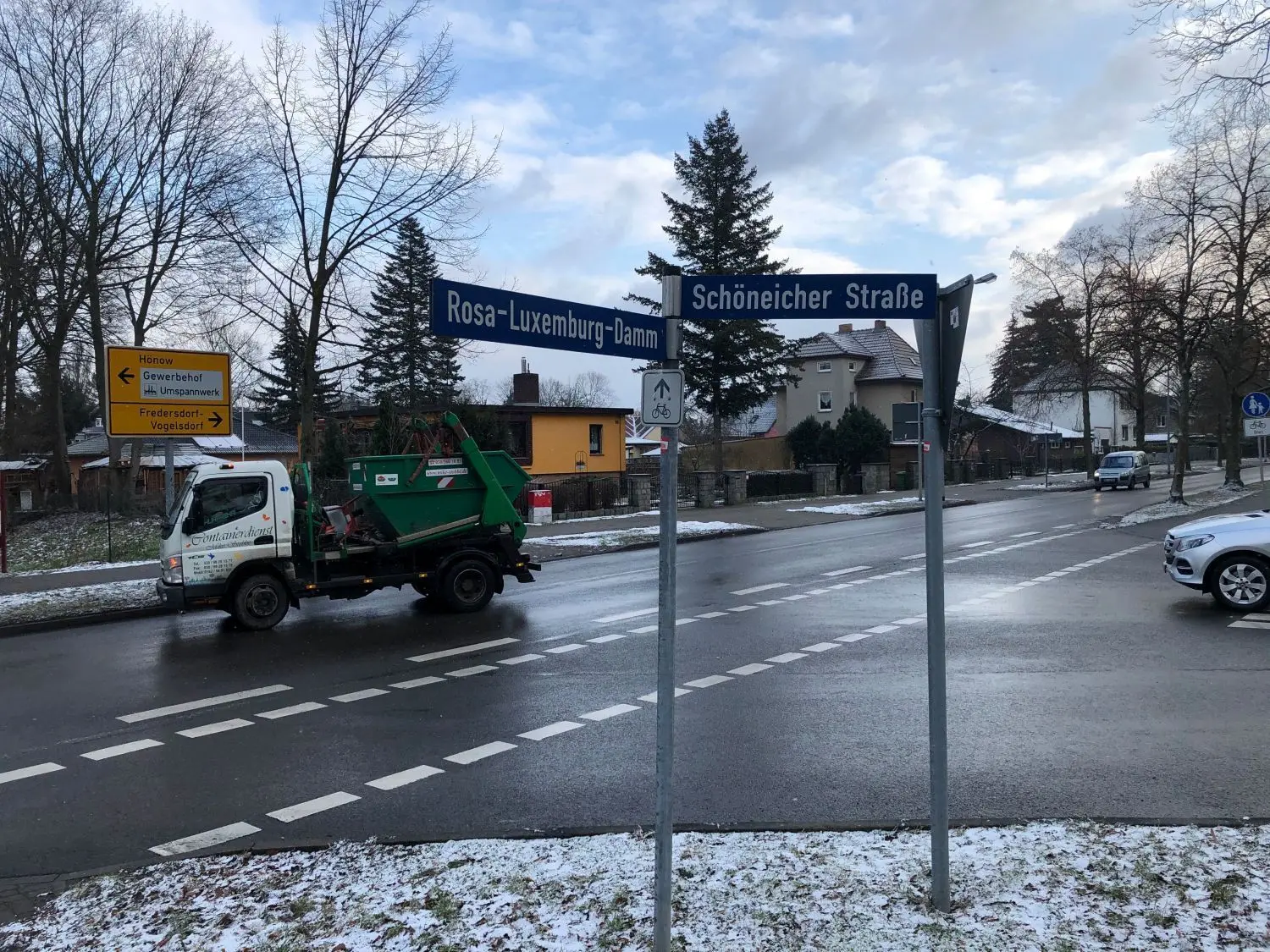 Soll eine Mittelinsel bekommen: die Einmündung Schöneicher Straße/Rosa-Luxemburg-Damm in Neuenhagen