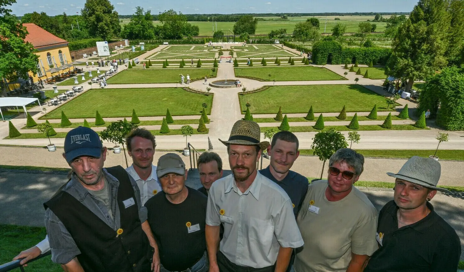 Blick in den Klostergarten: Ralf Mainz (M), Gärtnermeister der Stiftung Stift Neuzelle und seine Mitarbeiter, stehen zur Eröffnung der Erweiterung des Barockgartens im Kloster Neuzelle.