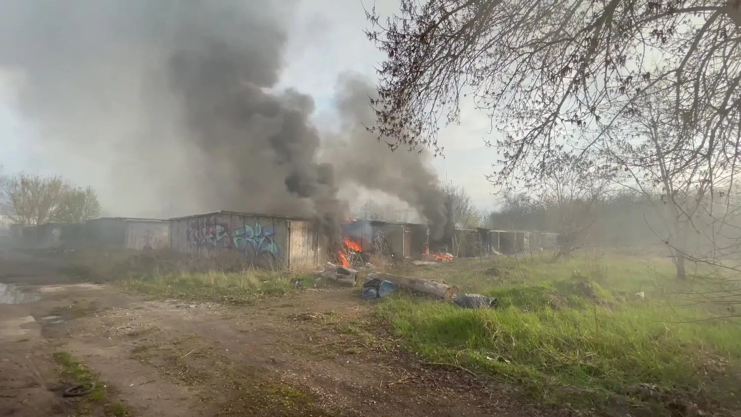Feuer im Garagenkomplex in Brandenburg an der Havel.