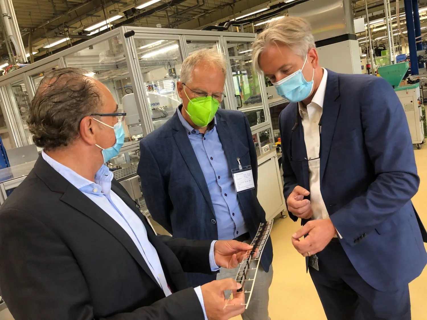 Betriebsbesichtigung bei Diehl in Zehdenick Heiner Klemp (Mitte) mit den Geschäftsführern Andreas Kaltenbach (links) und Boris Biere.