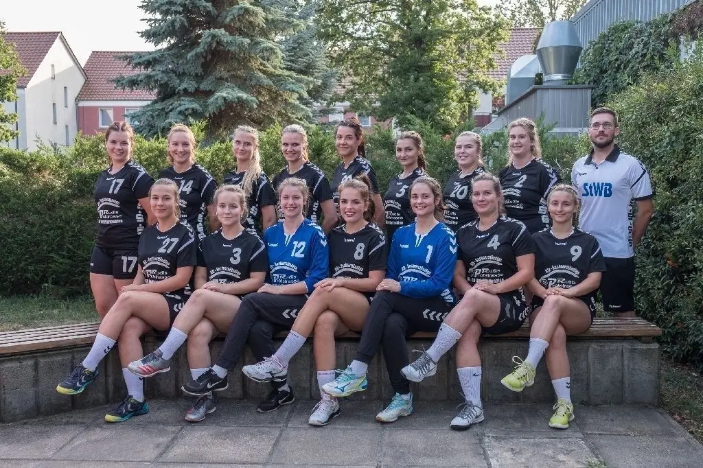 Die Handballfrauen des SV 63 Brandenburg-West freuen sich zwar über den sicheren Klassenerhalt, hätten es aber gern auf dem sportlichen Weg getan.