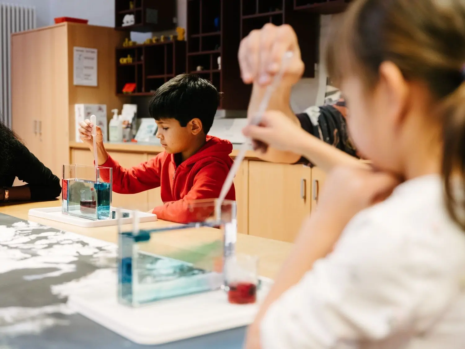 Bei kostenlosen Workshops forschen Schulklassen oder Familien im Technikmuseum in Berlin zu den Themen Eis und Wasser. Eine Frage lautet: Warum schmilzt das Eis in der Arktis? Und was bedeutet das für das Klima auf der ganzen Welt?