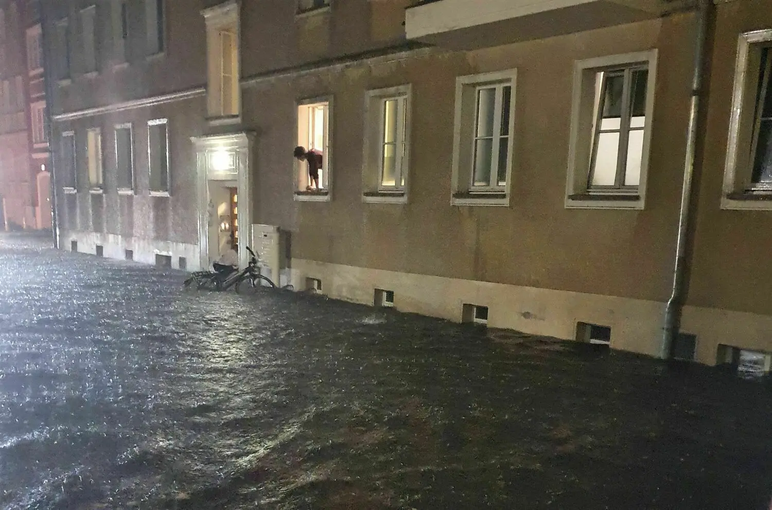 Unwetter mit Starkregen am 27.08.2022. Blick aus dem Hinterausgang Straße der Republik 1 auf den Innenhof mit der Karl-Marx-Straße.