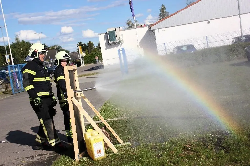 Die Löschlanze erzeugt einen Sprühnebel - und nebenbei in dem Fall noch einen Regenbogen.
