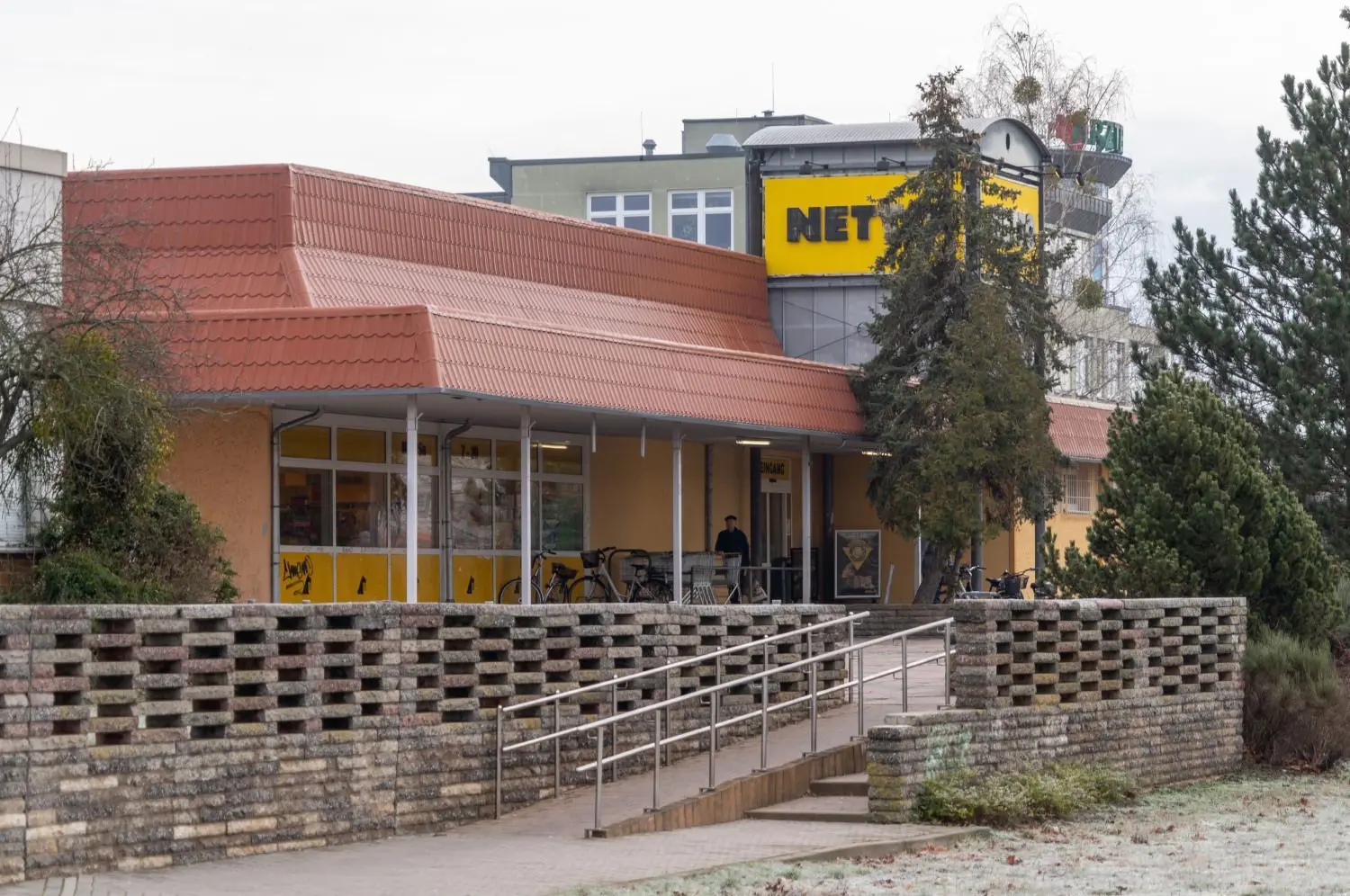 Moderner Anstrich in historischem Gebäude: Der Netto an der Friedrich-Engels-Straße residiert noch in den Wänden einer ehemaligen DDR-Kaufhalle.