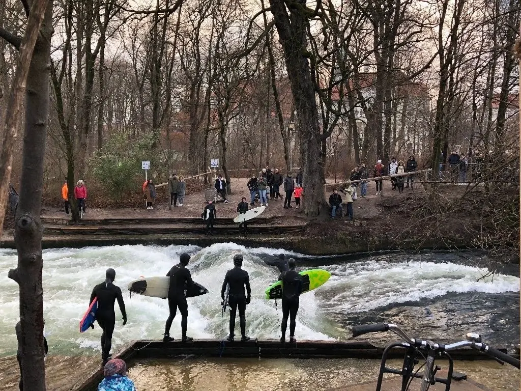 Spiel mit dem Risiko: Zu jeder Jahreszeit lockt die Eisbachwelle in München Schaulustige an. Für Anfänger sind die schnellen Wassermassen allerdings nichts.