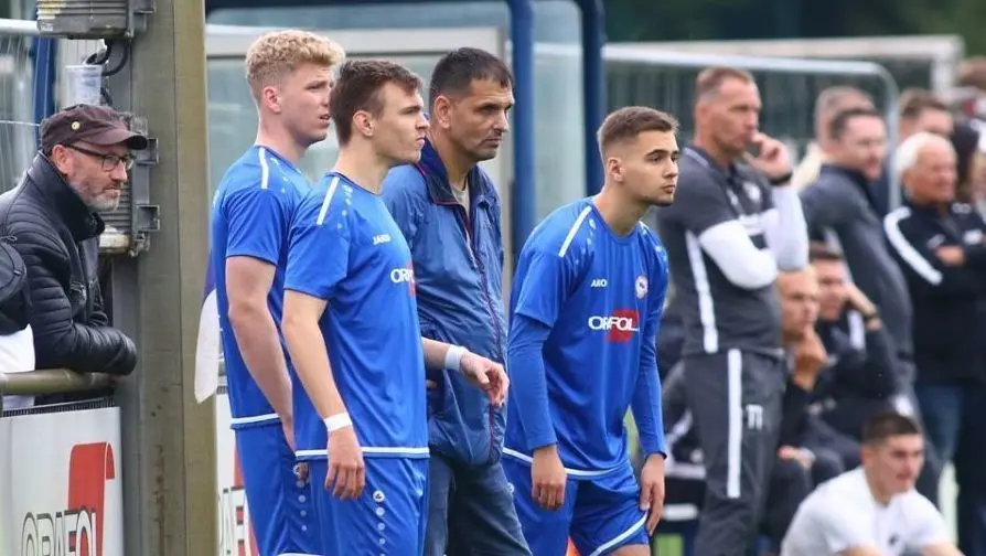 Kurz vorm Einwechseln: Marco Rossak (vorn) betritt gleich das Spielfeld. Er wurde sowohl gegen TuS Sachsenhausen als auch gegen Falkensee-Finkenkrug von Trainer Enis Djerlek (Mitte) im zweiten Durchgang gebracht.