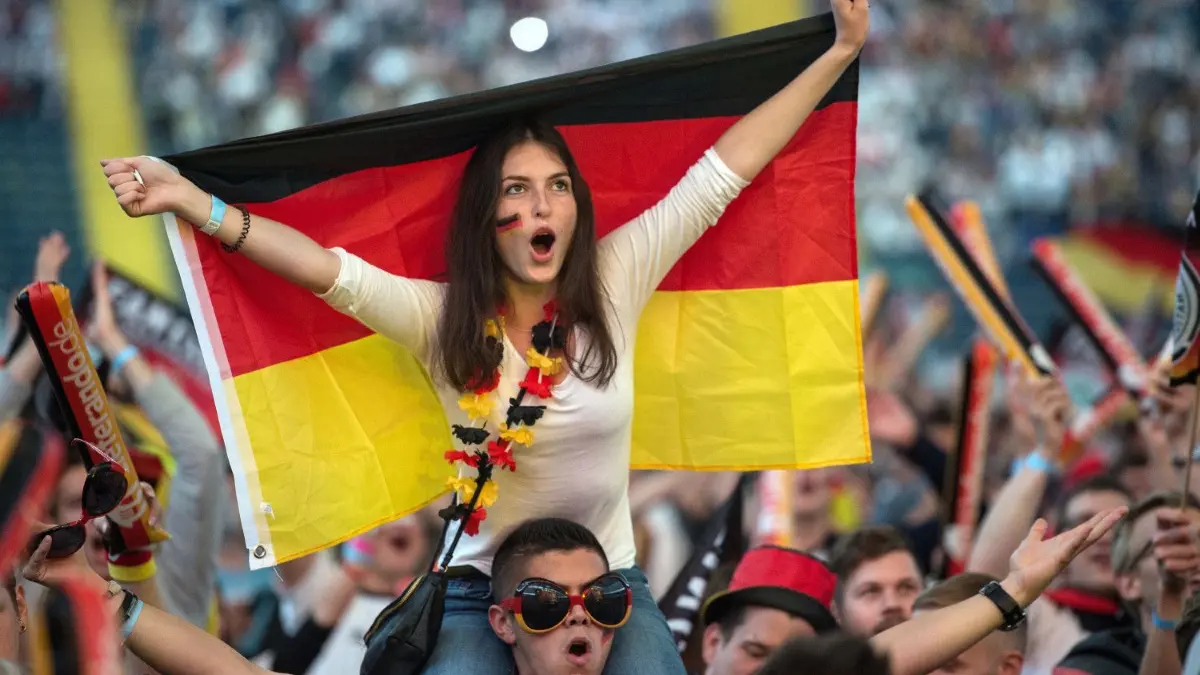 Public Viewing zur Fußball-EM ist bei Fans beliebt. Der Wirt der „Radsche“ in Finsterwalde stellt für den Aufbau seiner LED-Leinwand aber eine Bedingung.
ARCHIV - 16.06.2016, Hessen, Frankfurt/Main: Fußballfans verfolgen in der Commerzbank-Arena beim Public-Viewing die Vorberichterstattung zur EM-Begegnung Deutschland - Polen. (zu dpa «Die Fußball-EM und die Stimmung: Deutschland - kein Sommermärchen?») Foto: picture alliance / dpa +++ dpa-Bildfunk +++