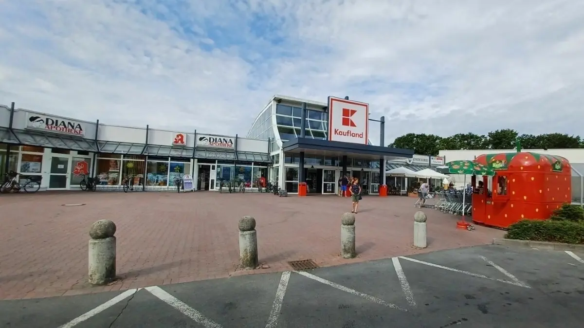 Besonders einladend ist der Eingang zum Einkaufszentrum nicht. Aber immerhin gibt es aktuell Erdbeeren.
Einkaufszentrum Oranienpark in Oranienburg, Takko, Futterhaus, Kaufland, Fotos vom 19. Juli 2023 von Marco Winkler
