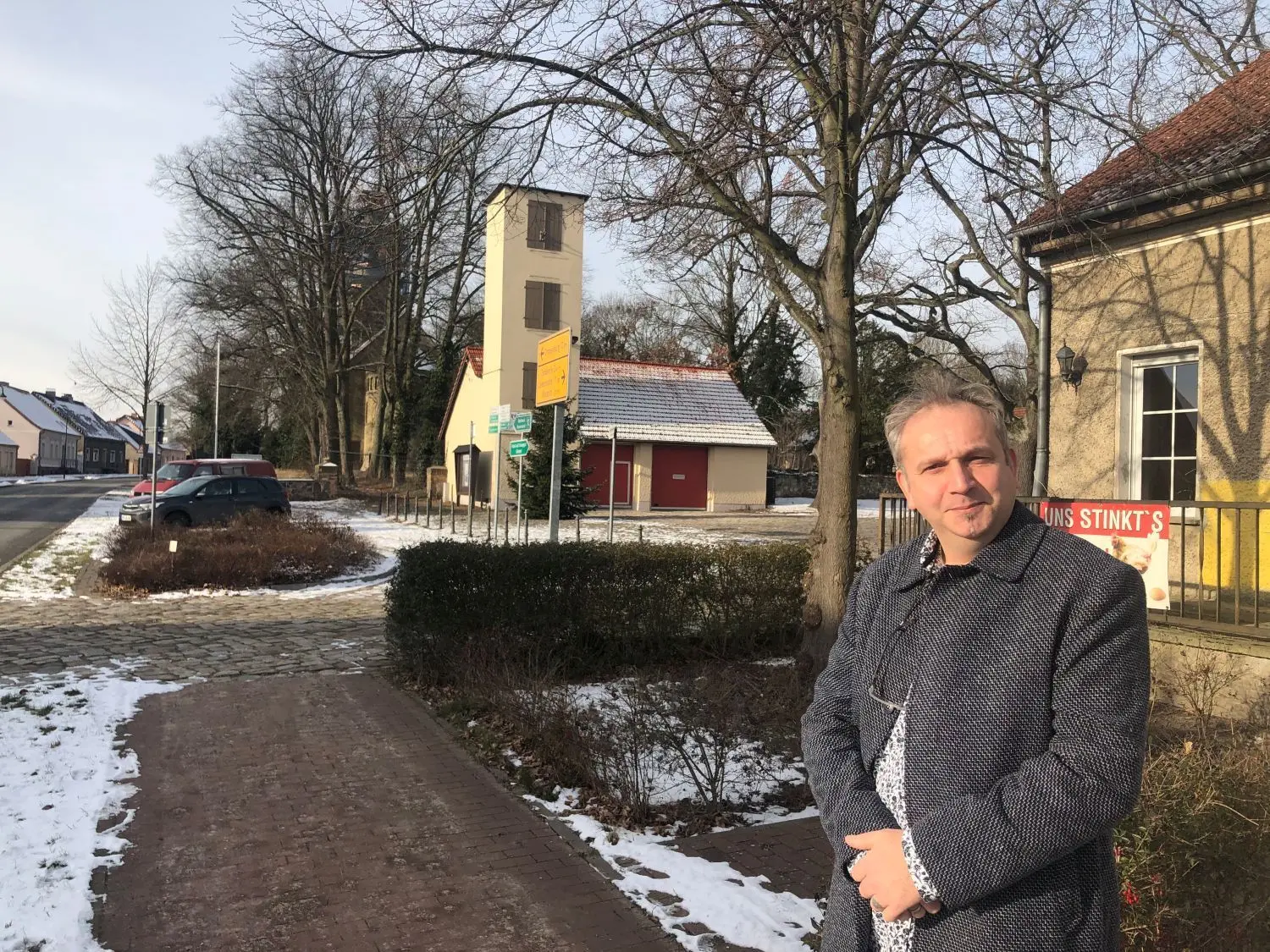 Ahmet Öztemel vor dem Feuerwehrgebäude. Den Platz davor würde er gern zum zentralen Veranstaltungsort in Zehlendorf entwickeln.