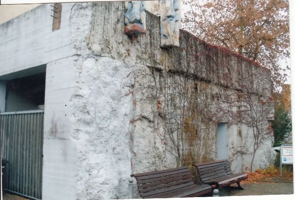 Noch immer erinnern in der Kanalstraße neben dem Theater wuchtige Betonwände an den großen Bunker, wo sich für einige Tage sogar der Befehlsstand von Gefechtskommandant Zöller befand.