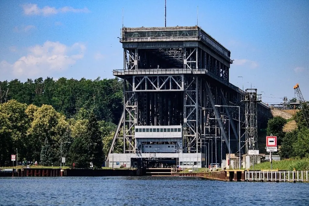 Am Ende der ersten Etappe steht das Schiffshebewerk Niederfinow. Gut 20 Minuten dauert die Schleusung, ehe es weiter Richtung Oderberg geht.