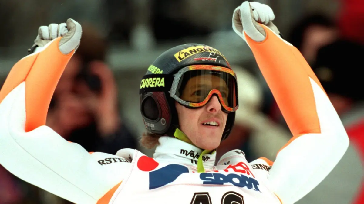 Jens Weißflogs großer Moment bei der deutsch-österreichischen Vierschanzen-Tournee 1996. Mit 31 Jahren gewann der freundliche Sachse zum vierten Mal in Bischofshofen. Heute ist er in Sorge um sein Hotel in Oberwiesenthal und sauer auf die Politik.
ARCHIV - 06.01.1996, Österreich, Bischofshofen: Der deutsche Skispringer Jens Weißflog jubelt nach dem Abschlußspringen der 44. deutsch-österreichischen Vierschanzen-Tournee. Nach 1984, 1985 und 1991 konnte der 31jährige Oberwiesenthaler die traditionelle Veranstaltung 1996 erneut als Sieger beenden. (zu dpa "Weißflog bleibt Skisprung-Fan ohne Groll - Corona trifft den Hotelier") Foto: Frank Leonhardt/dpa +++ dpa-Bildfunk +++
