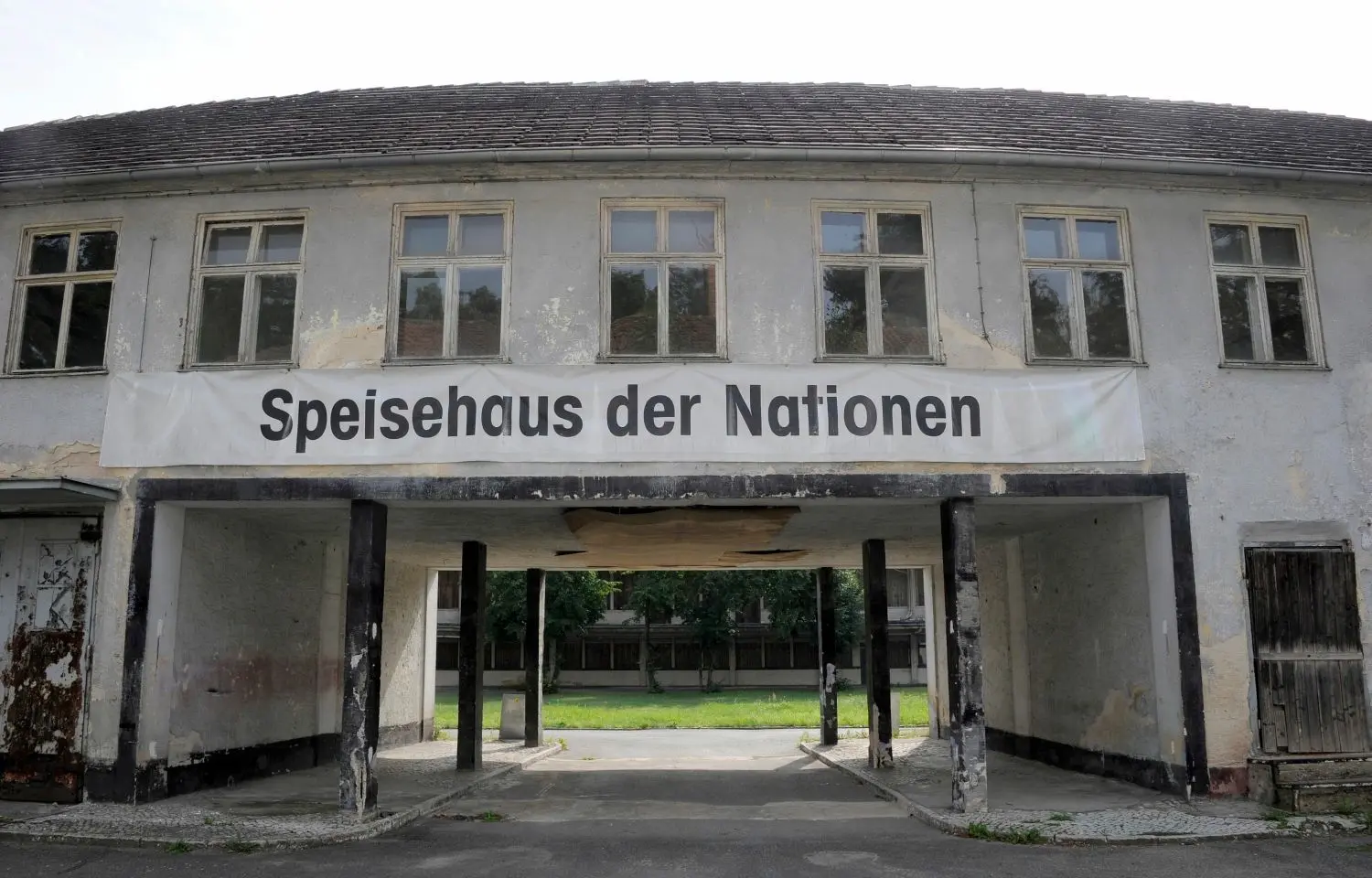 Vor der Sanierung: Eingang zum Innenhof des Speisehauses der Nationen im einstigen Olympischen Dorf in Elstal, aufgenommen am 03.08.2011.