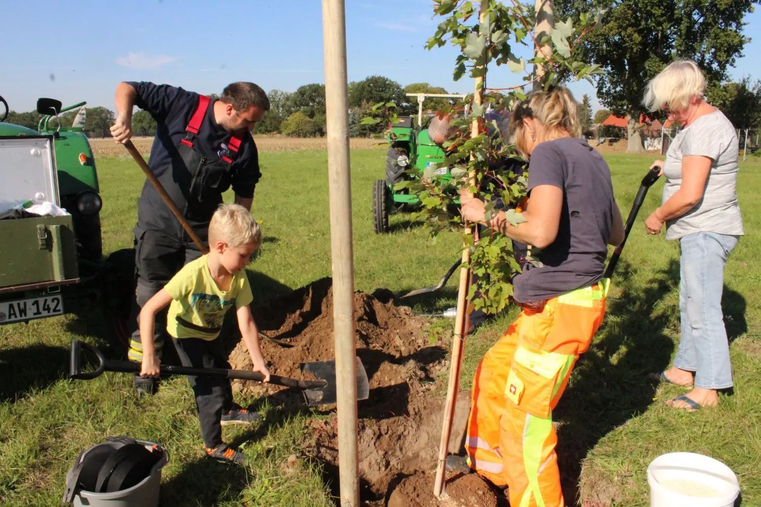Einheitsbuddeln Kremmen hier in Staffelde mit Feuerwehr-Unterstützung