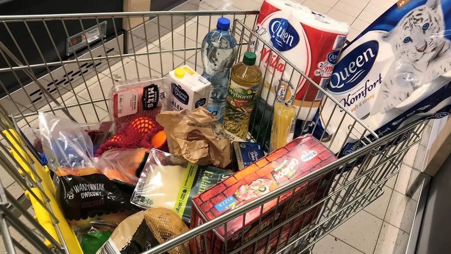 Preiswerter als in Deutschland oder nicht? Unser Vergleichs-Warenkorb im Markt des Discounters Biedronka in Polen.