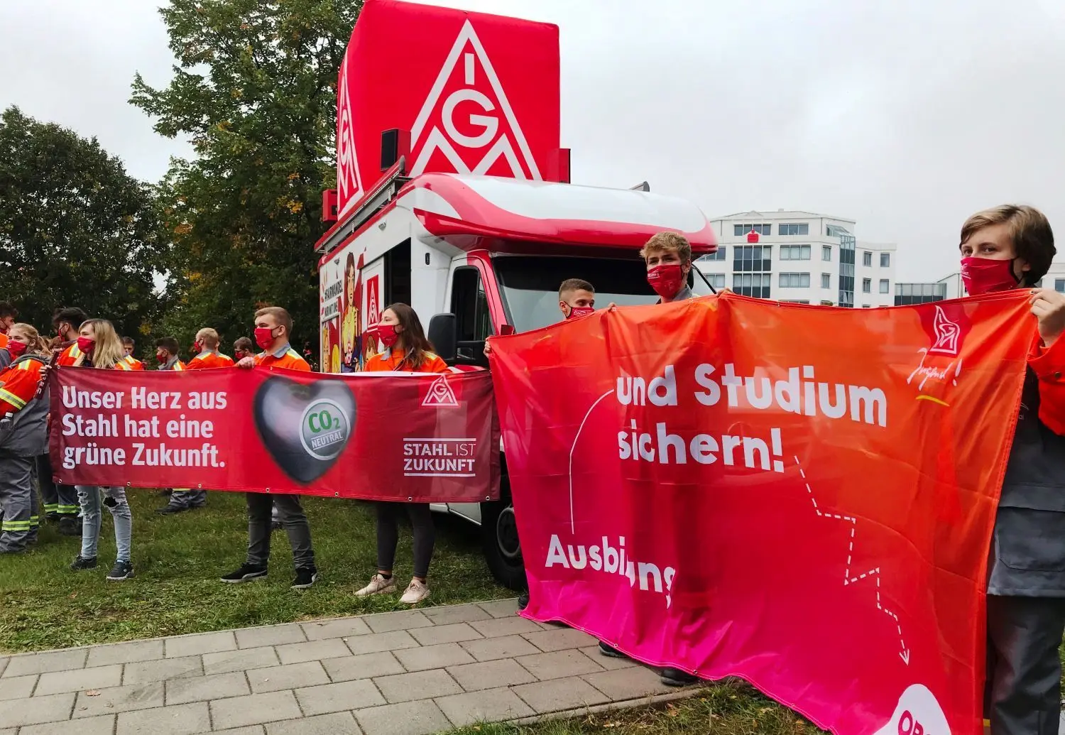 Kundgebung: Junge Leute setzen sich für die Sicherung der Ausbildung und des dualen Studiums ein.