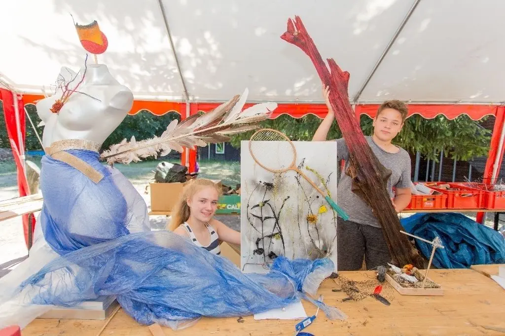 Außergewöhnliche Kunst: Miriam und Robert präsentieren ihre Werke, die in der Sommerwerkstatt der Awo entstanden sind.