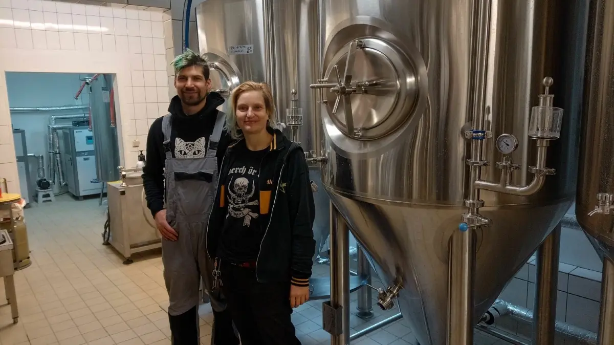 Tim Goeschel und Karin Naß vor der neuen Brauanlage. Im Juni 2023 wurde sie geliefert und innerhalb von zwei Monaten funktionstüchtig gemacht.
Tim Goeschel und Karin Naß vor der neuen Brauanlage. Im Juni 2023 wurde sie geliefert.