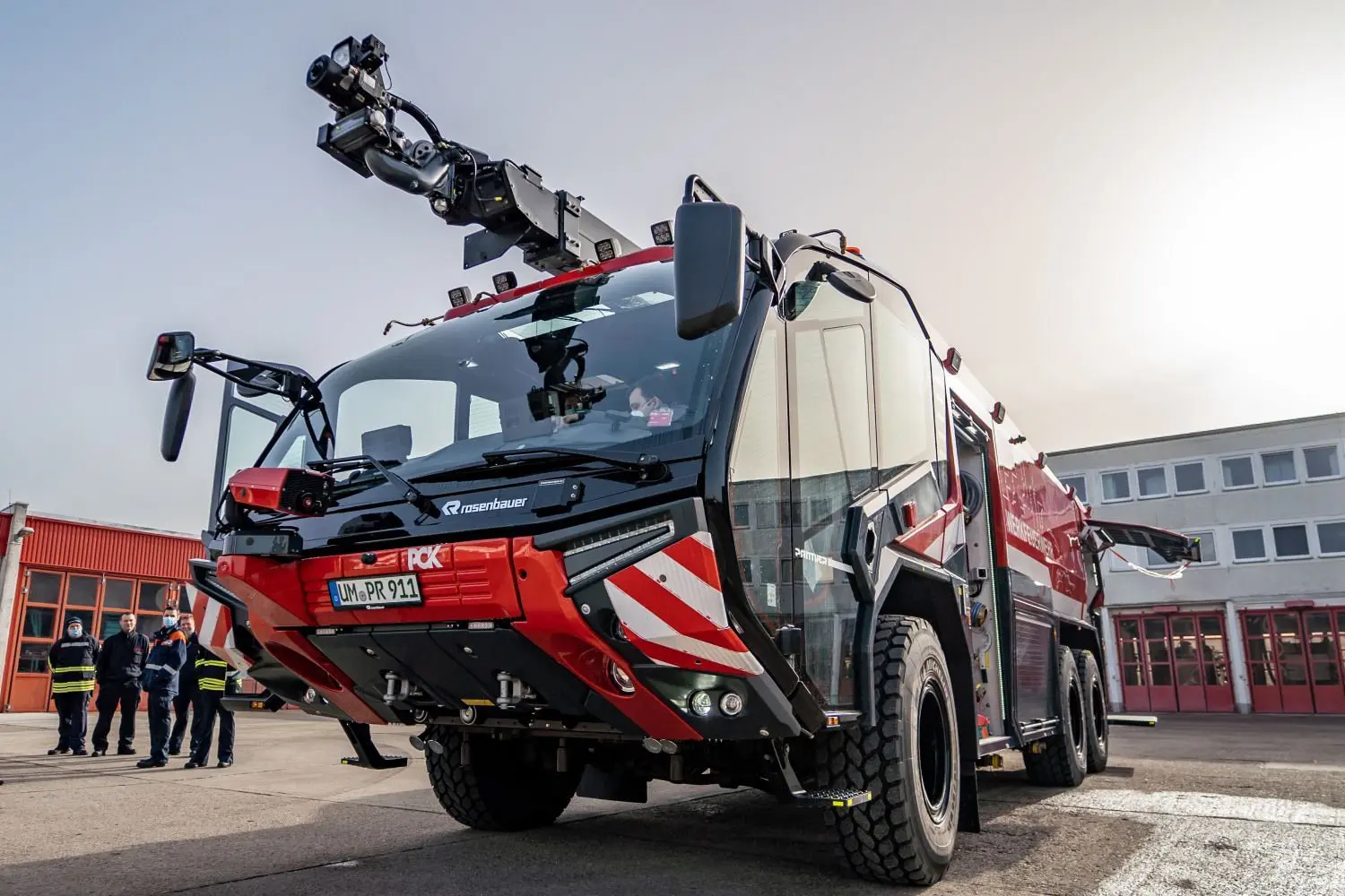 Flughafen-Technik: Die PCK-Werkfeuerwehr hat das Löschfahrzeug Panther in den Dienst gestellt. Es ist für Flughäfen konzipiert und soll in der Schwedter Raffinerie noch schneller Brände löschen können.