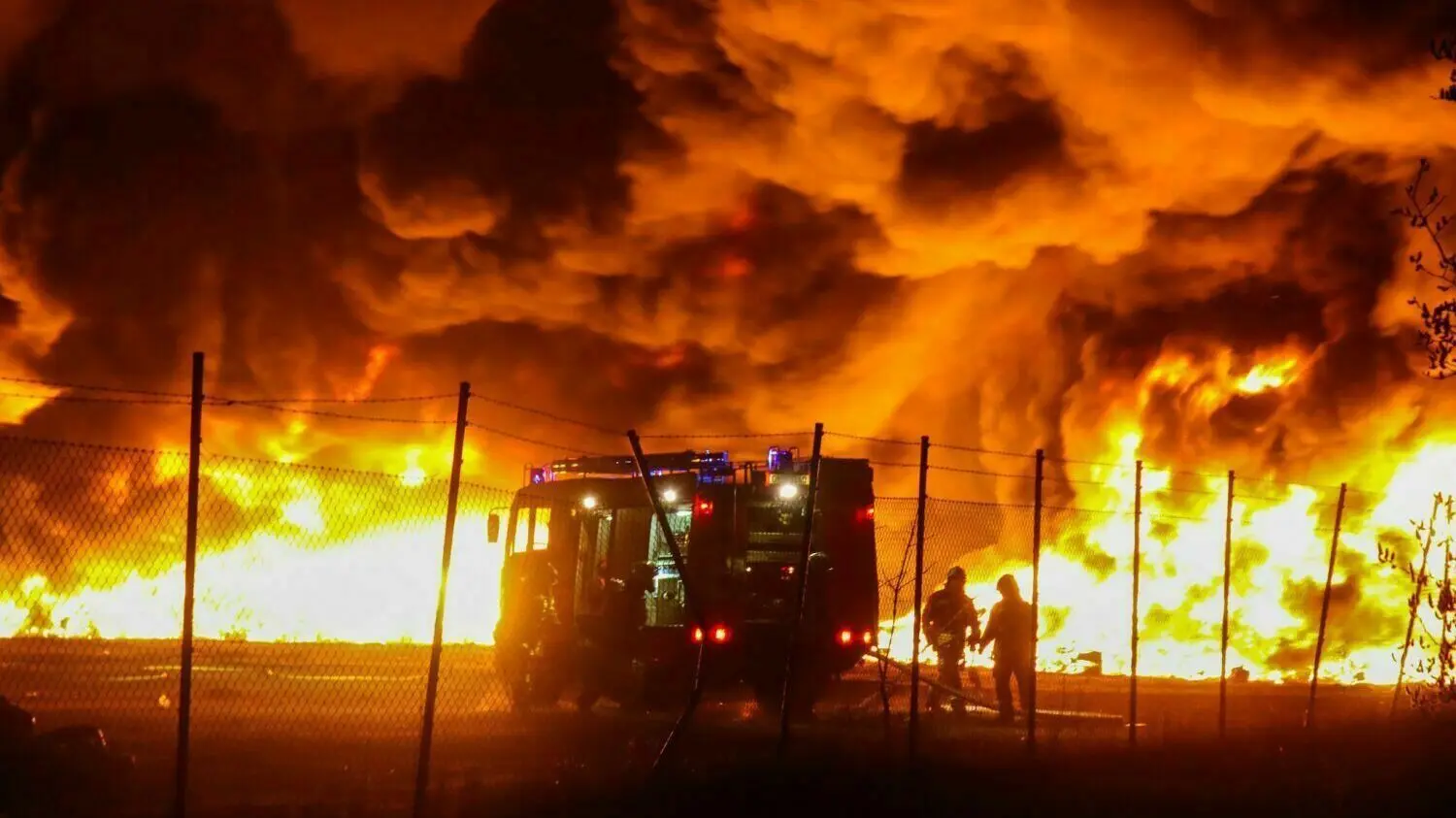Viele Tonnen Altreifen lagern auf dem Genan-Gelände in Oranienburg. Am 30. März kam es dort zu einem Feuer. Am Montag brannte es erneut.